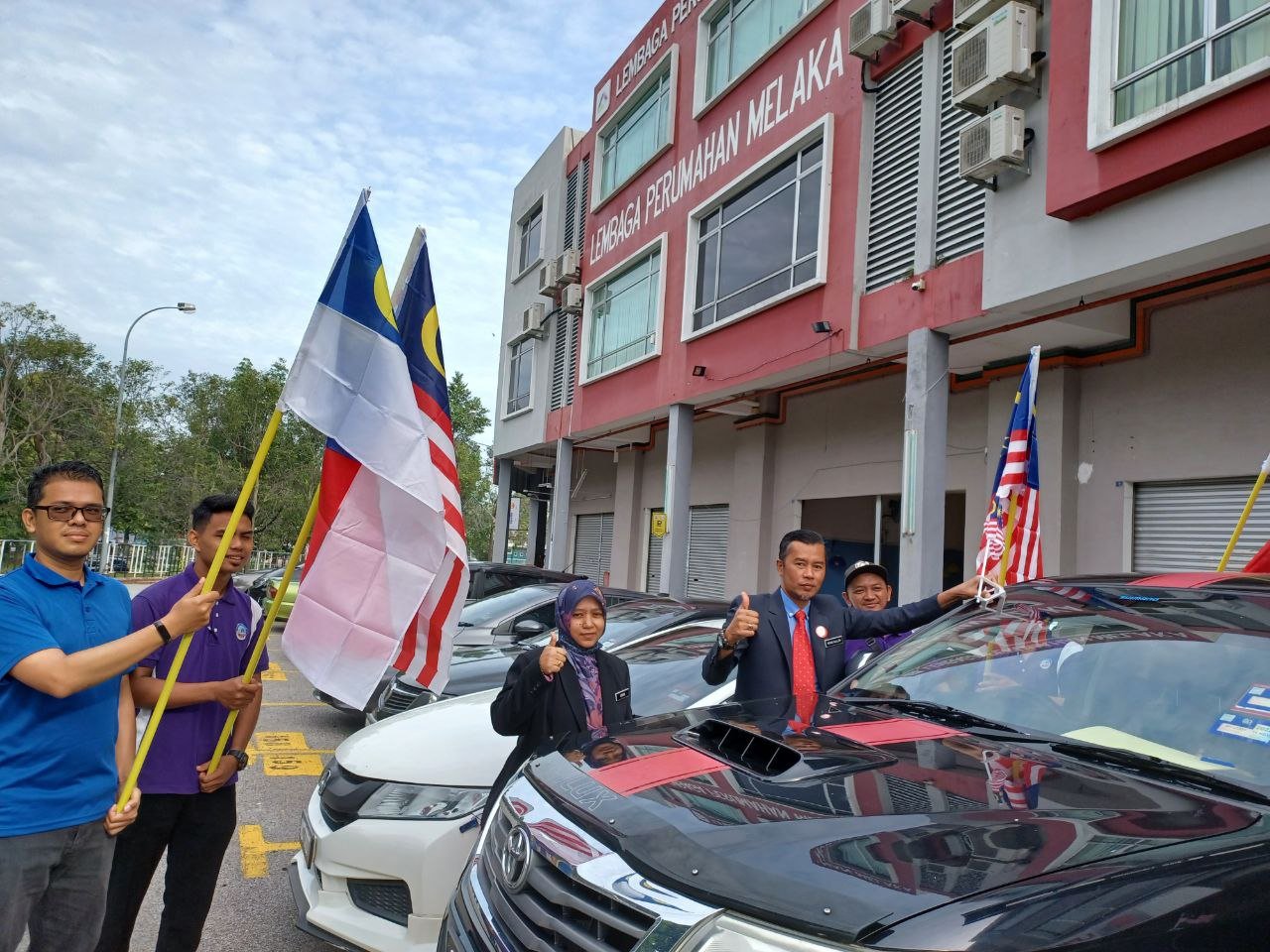 Penyerahan Bendera Malaysia Kepada Staf LPM untuk dipasang di kenderaan dan Pemasangan Bendera Malaysia di Kenderaan Jabatan oleh Pengarah Eksekutif, Lembaga Perumahan Melaka sempena Sambutan Hari Kebangsaan dan Sambutan Hari Malaysia.