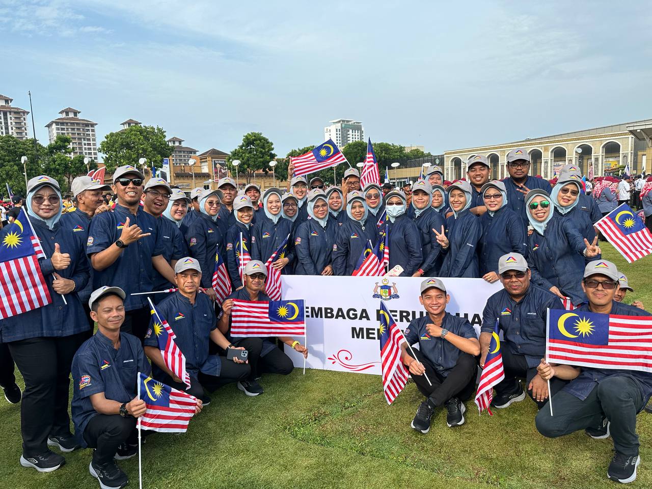 Perbarisan Kemerdekaan oleh Kontinjen Lembaga Perumahan Melaka sempena Sambutan 31 Ogos Hari Kebangsaan Negeri Melaka 2023 yang ke-66.
